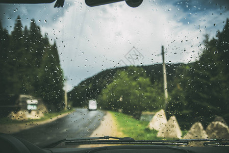 山上下雨的一天汽车里有雨天路边有湿窗图片