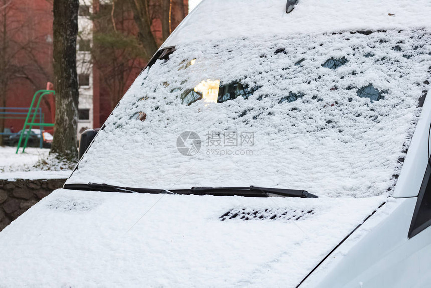 车挡风玻璃上的第一场雪图片