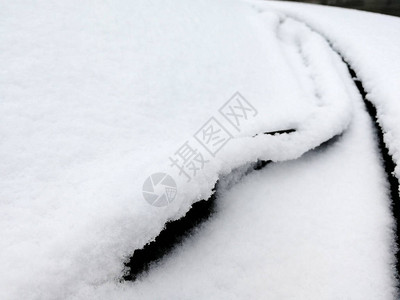 挡风玻璃与覆盖着雪特写的汽车清洁剂冬天雪天气条件图片