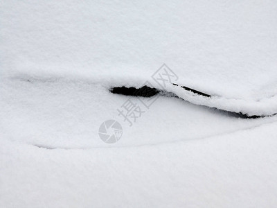 挡风玻璃与覆盖着雪特写的汽车清洁剂冬天雪天气条件图片