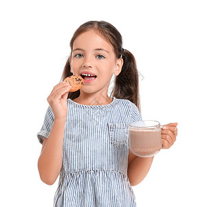 小女孩有一杯巧克力牛奶和饼干白色背景图片
