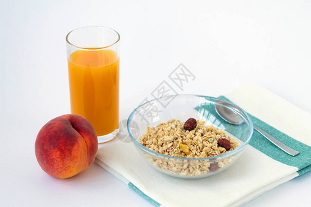 白色背景中的水果和桃汁早餐图片