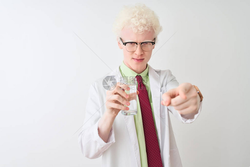 白化病科学家男子戴着眼镜图片