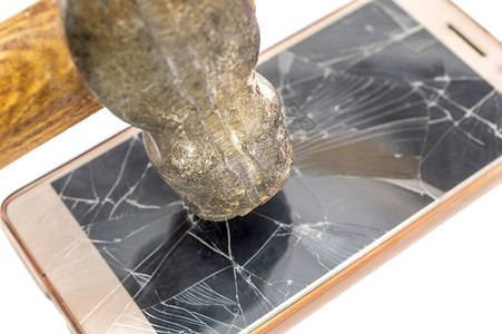 手锤在智能手机上玻璃碎了图片
