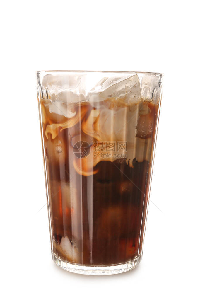 白色背景中的一杯美味冰咖啡图片