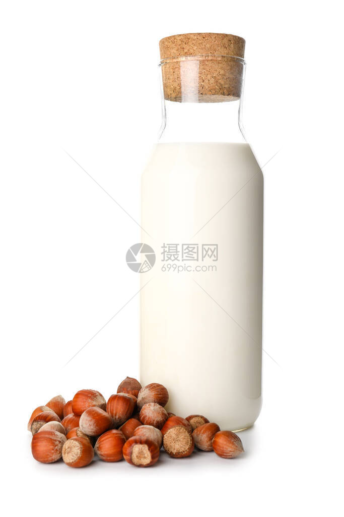白色背景上的美味榛子牛奶瓶图片