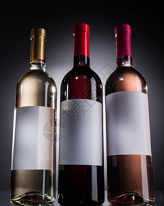 白色红色和玫瑰红酒瓶子的低角视图图片