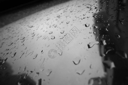 玻璃窗上的雨滴紧闭着浅深的田地荷兰图片