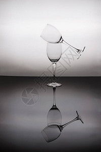 黑色和白色背景上的酒杯背景图片