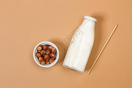 白碗里一瓶牛奶加栗子在最顶端图片