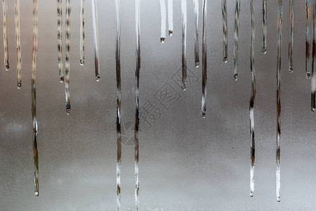 带有水滴污迹的湿窗玻璃的抽象背景特写镜头有选择的焦图片