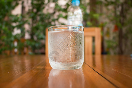 杯水饮用水或清洁饮水图片