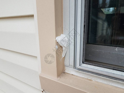 房屋或家中窗户框被破碎或损坏的金属板图片