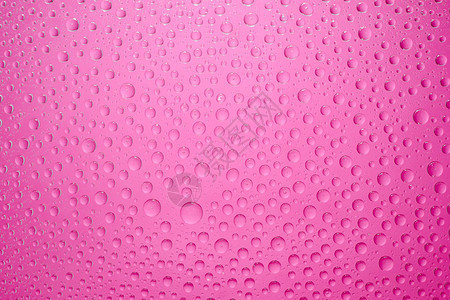 粉红色背景水滴在玻璃图片