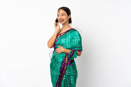 与移动电话保持对话的白种背景孤立的年轻印度女年青妇女图片
