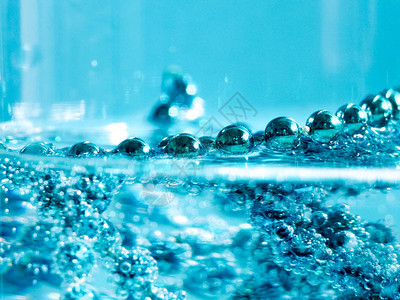 蓝色珠子在水中有泡图片