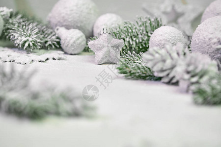 白雪皑的圣诞树枝木质背景上装饰着图片