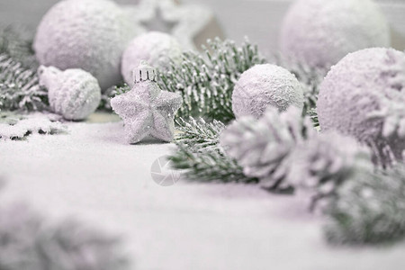 白雪皑的圣诞树枝桌子背景上有装饰图片