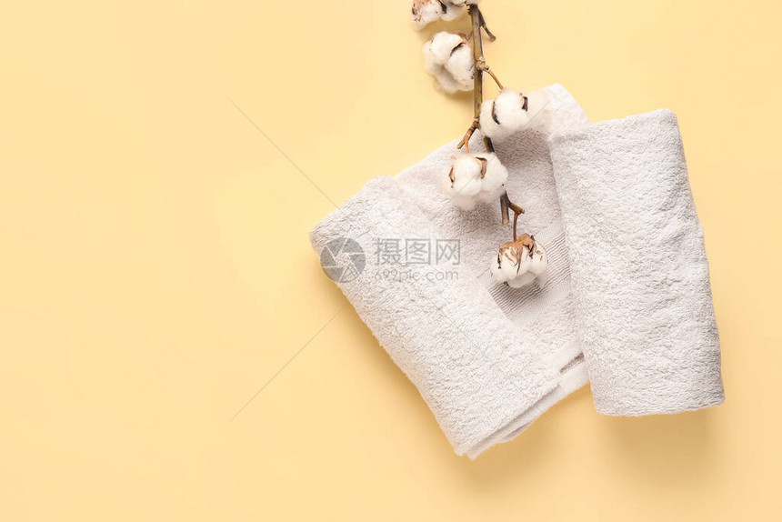 彩色背景上的棉花和软毛巾图片