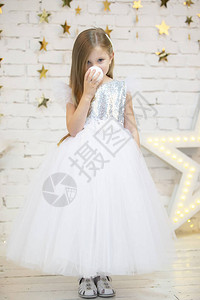 有圣诞舞会的漂亮孩子穿白裙子的模范女孩漂亮的图片
