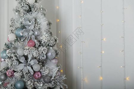 圣诞装饰中优雅的银色圣诞树图片