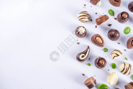 白色背景上的各种巧克力糖果图片