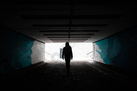 一个孤单男人的背影在黑暗地道中的黑暗隧道图片