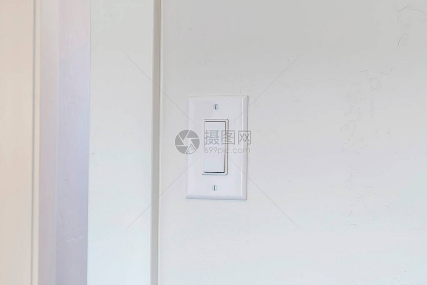 安装在白色墙底的家用室内电灯开关图片