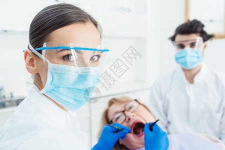 身穿防护服的牙科妇女图片