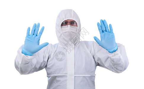 身着一次抗流行病抗菌隔离套装的男流行病学家用两只手表现出禁止手势图片