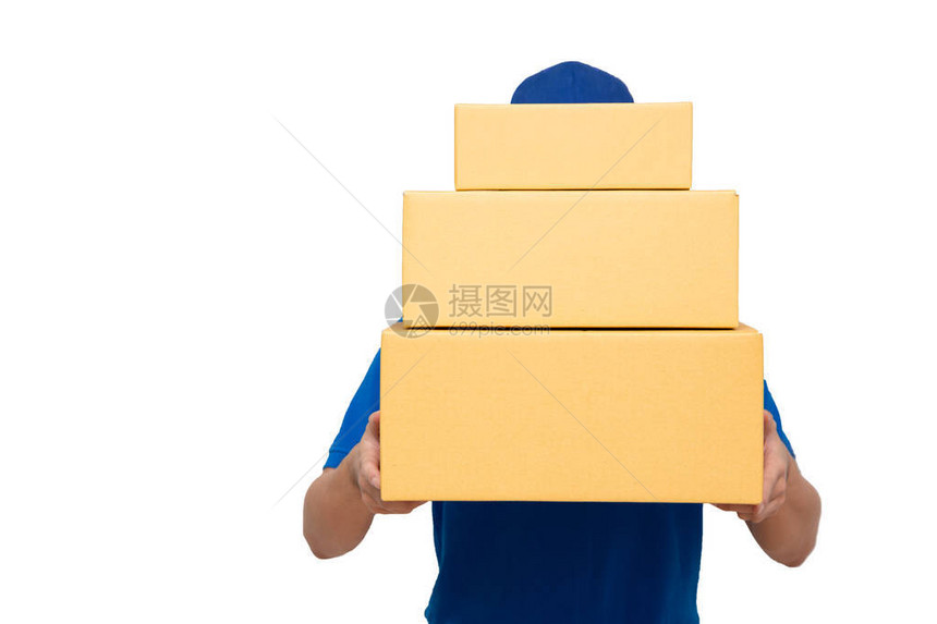 快递员拿着包裹在白色背景上的包裹交图片