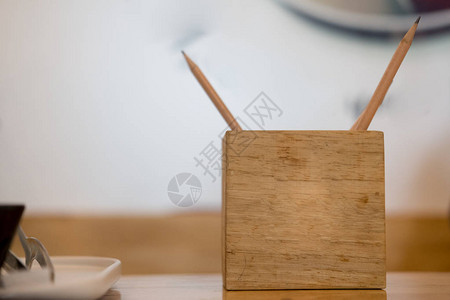 在餐厅向顾客订购的带铅笔的木盒图片