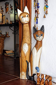 高木雕猫出现在商店门口图片