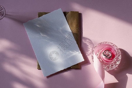 用粉红色丝带信封粉红色背景的影子打卡图片