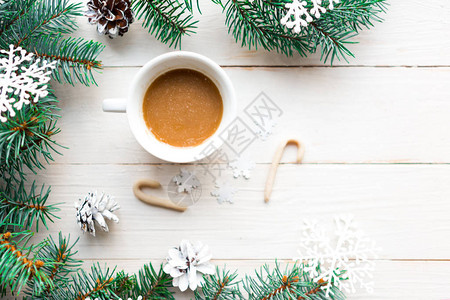 圣诞作文白色木制背景上的咖啡杯和圣诞树枝图片