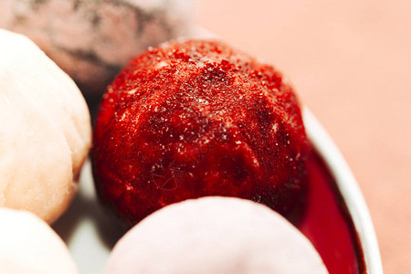 关闭自制的VeganPaleoTruffles奢华健康甜点雪佛兰红滑冰巧克力卷背景图片