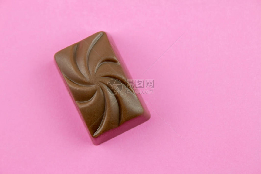 粉红背景上的巧克力图片