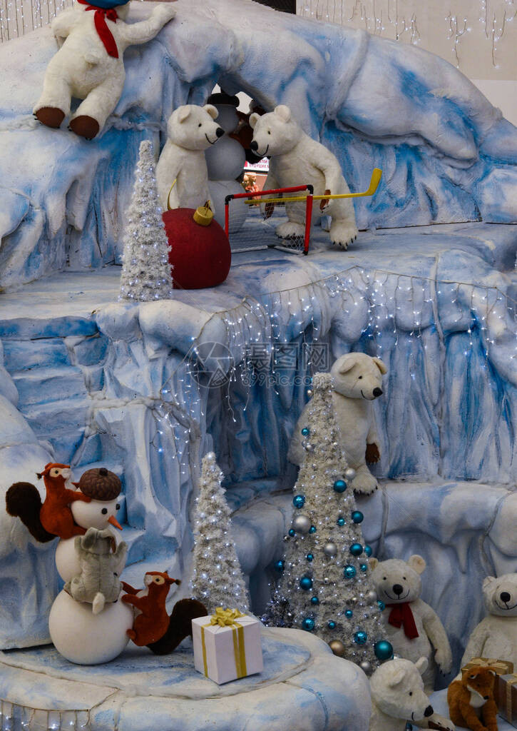 新年或圣诞节与北极熊组成有许多玩具北极熊在做不同的事情打曲棍球滚雪球打开礼物玩具图片