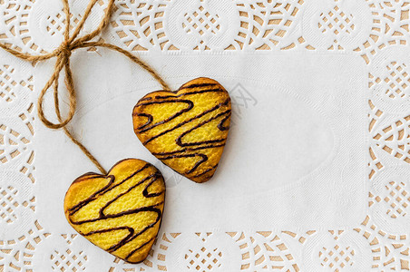 情人节的日姜饼干以心脏的形状躺在白露图片