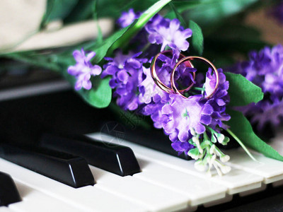 钢琴上的结婚戒指图片