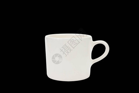 用于牛奶或热咖啡的空白陶瓷杯和以黑色背景喝水的图片