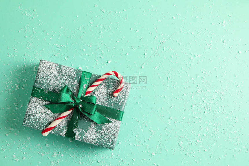 圣诞盒带糖果甘蔗和雪图片