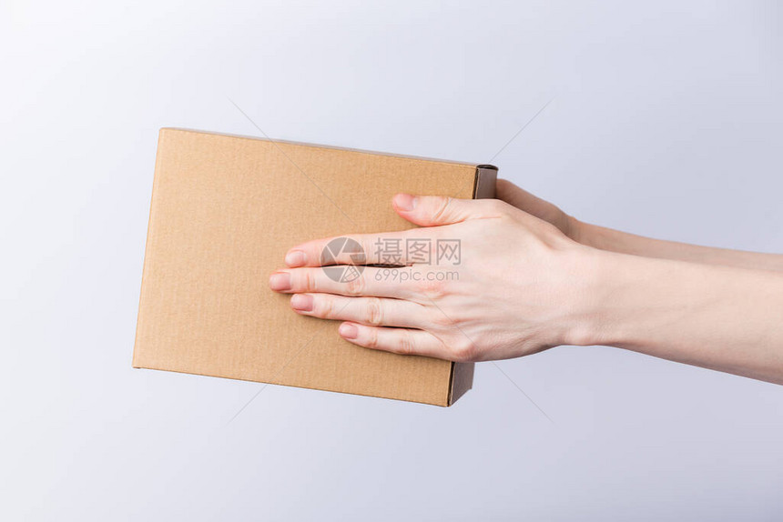 纸箱在女手中包裹送来图片