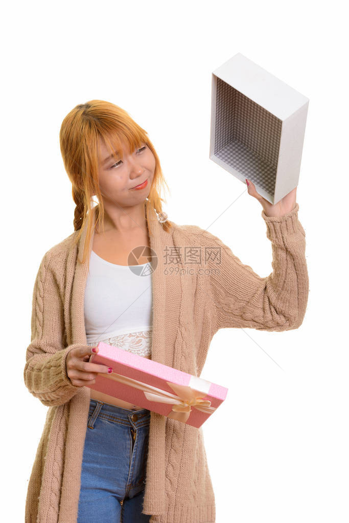 年轻可爱的亚洲女人拿着空箱装礼物图片