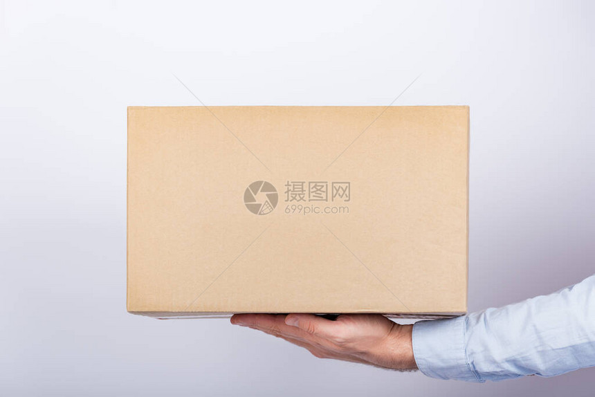 纸盒在男手里包裹送回图片