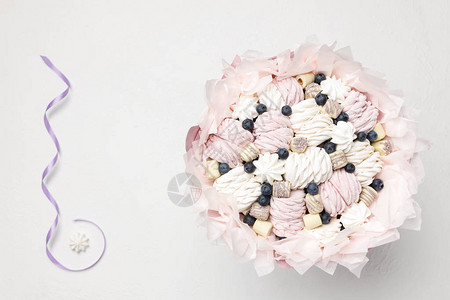美味的手工制糖果和蓝莓果白背背景图片