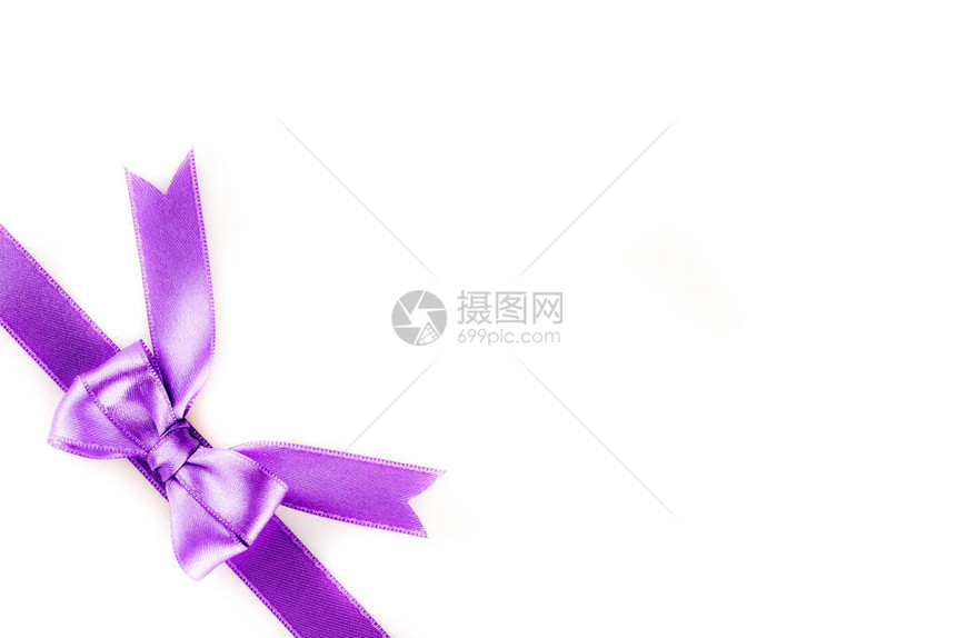 白色背景上的紫色丝带图片