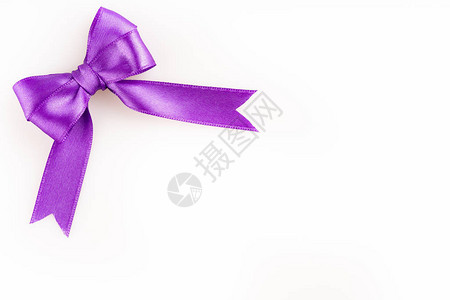 白色背景上的紫色丝带背景图片