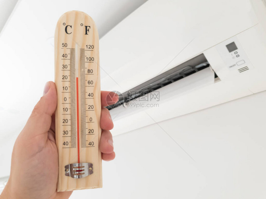 温度计和温度测量与现代空气状态装置在客厅内白色墙壁上图片