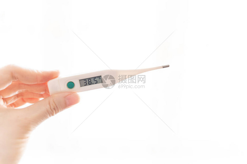 一只女手的指在白色背景的记分牌上握着一个温度为385度的电子温度计病理图片